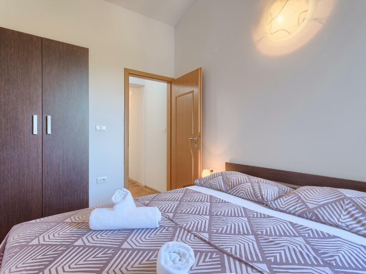 Garden Apartment Pjescana Uvala Bagian luar foto
